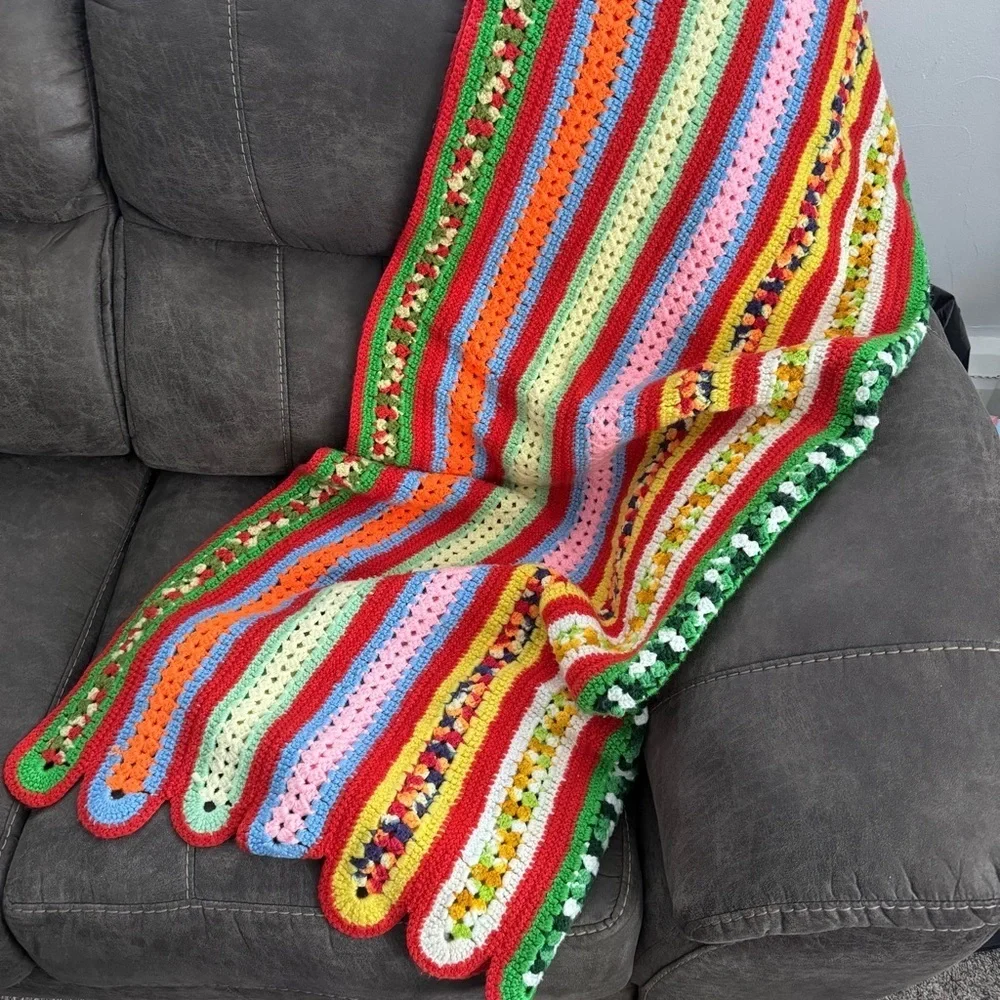 Vintage Scalloped hem multicolored afghan